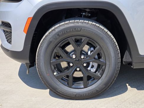 New 2025 Jeep Grand Cherokee Altitude image 11