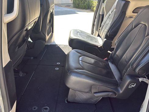 Used 2021 Chrysler Pacifica Touring-L FWD image 15