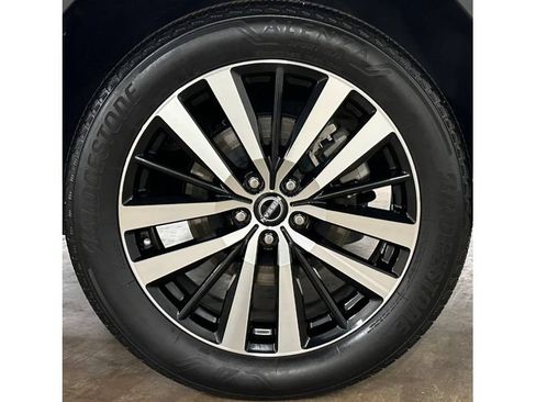 Used 2024 Nissan Pathfinder Platinum FWD image 11