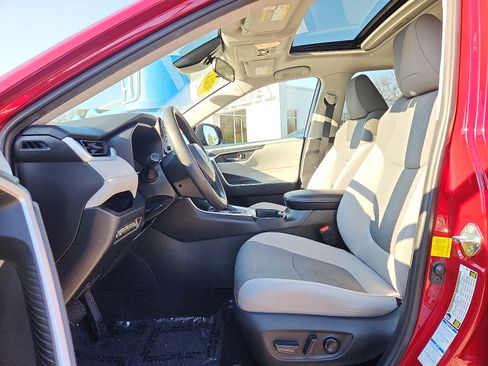 Used 2021 Toyota RAV4 XLE image 14