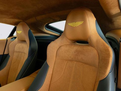 Used 2025 Aston Martin V8 Vantage Coupe image 17