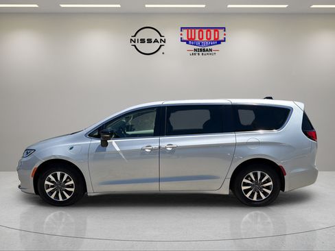 Used 2024 Chrysler Pacifica Limited FWD image 5