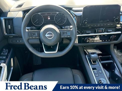 New 2025 Nissan Pathfinder SL image 18