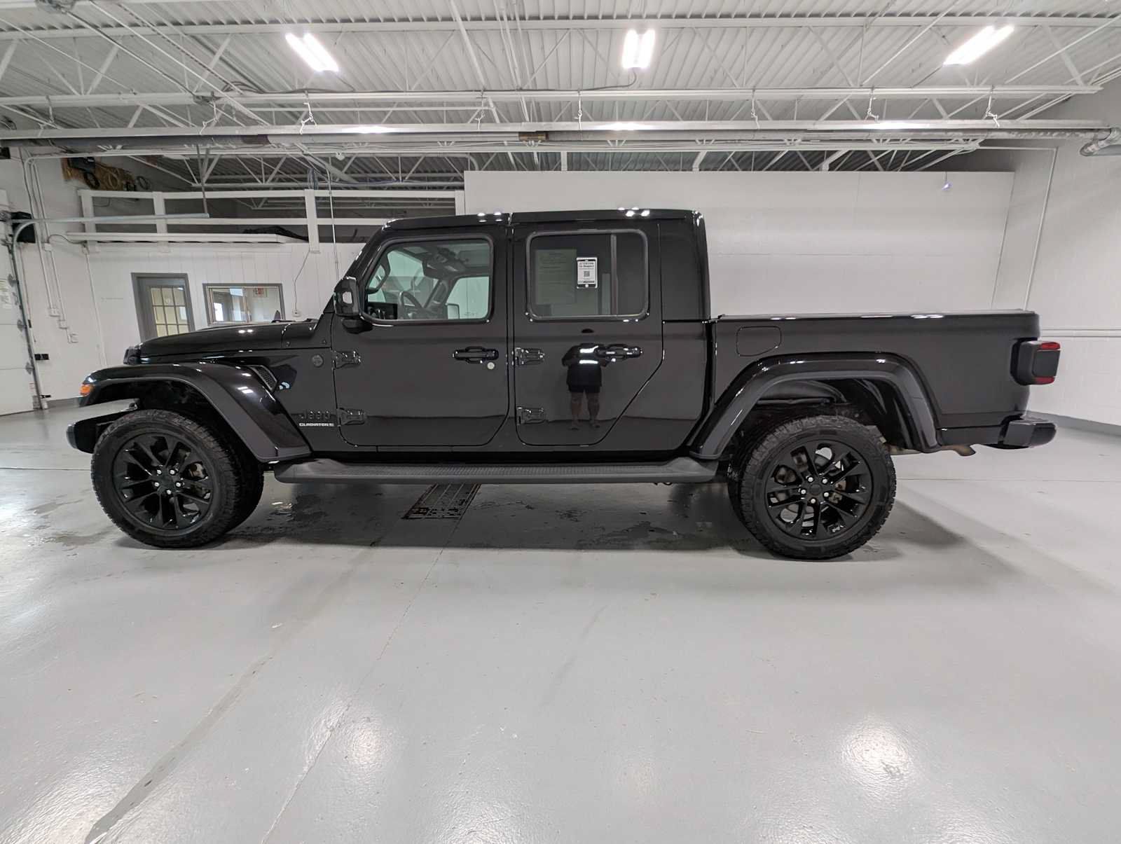 Used 2023 Jeep Gladiator Overland AWD/4WD image 10