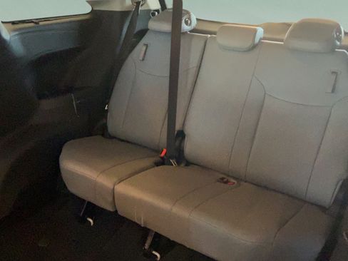 Used 2026 Toyota Sienna XLE FWD image 32