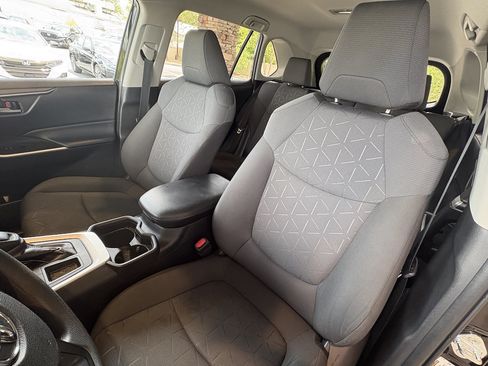 Used 2021 Toyota RAV4 XLE FWD image 22