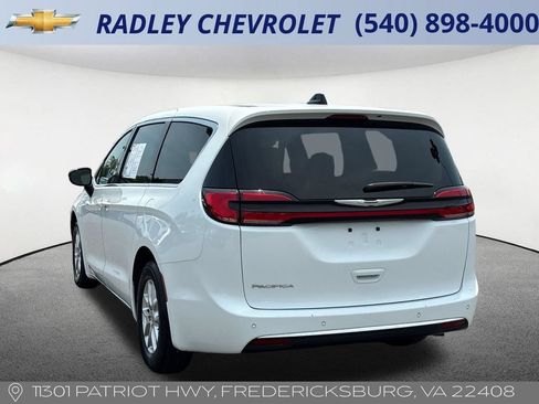 Used 2024 Chrysler Pacifica Touring-L FWD image 17