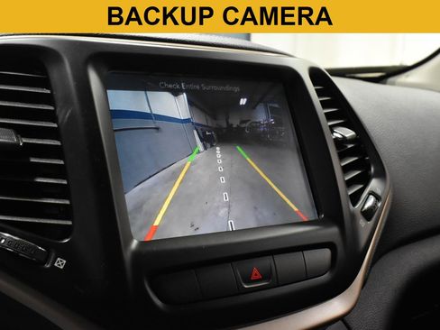 Used 2015 Jeep Cherokee Latitude w/ Cold Weather Group AWD/4WD image 5