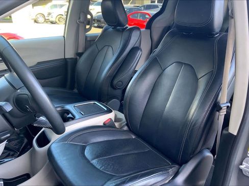 Used 2022 Chrysler Pacifica Touring-L image 10