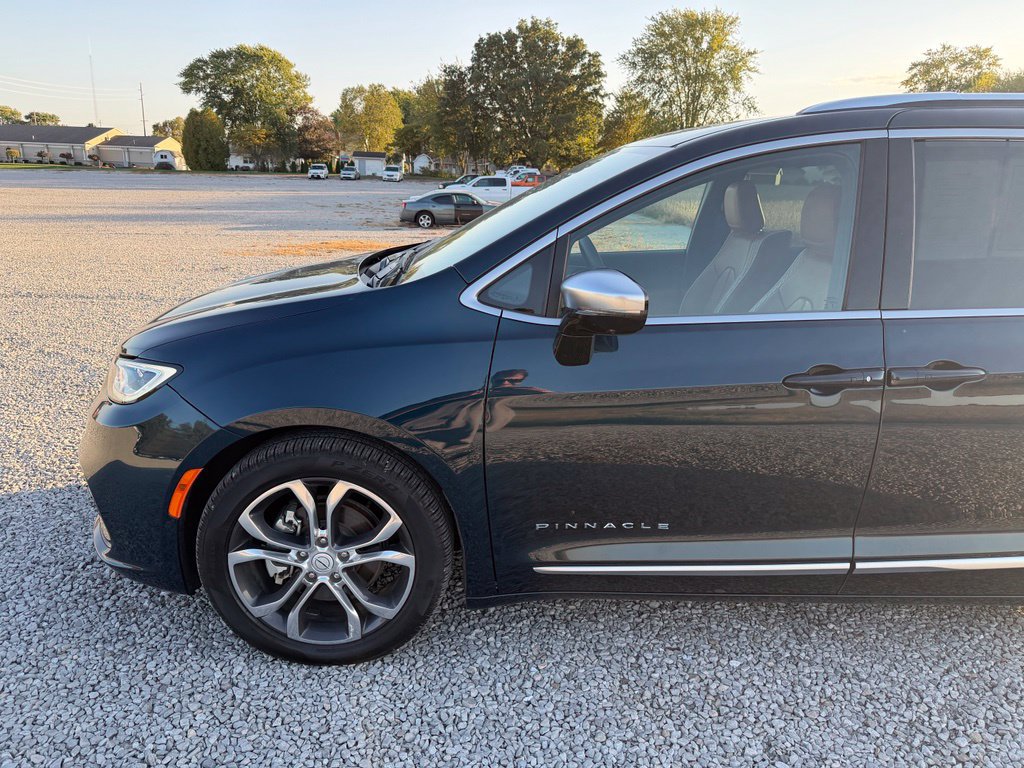 Used 2025 Chrysler Pacifica Pinnacle FWD image 31