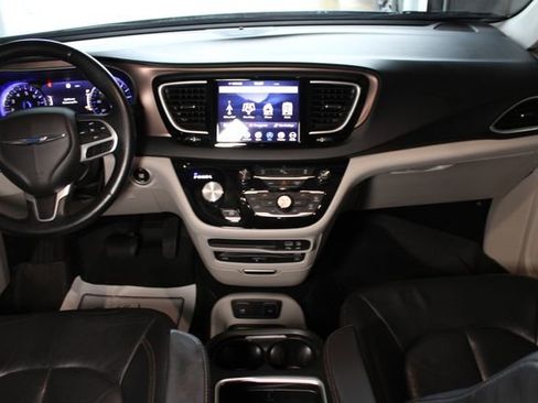 Used 2018 Chrysler Pacifica Touring-L Plus w/ Tire & Wheel Group FWD image 26