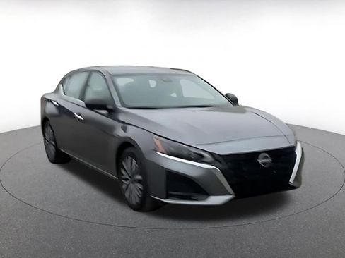 Used 2025 Nissan Altima 2.5 SV image 3