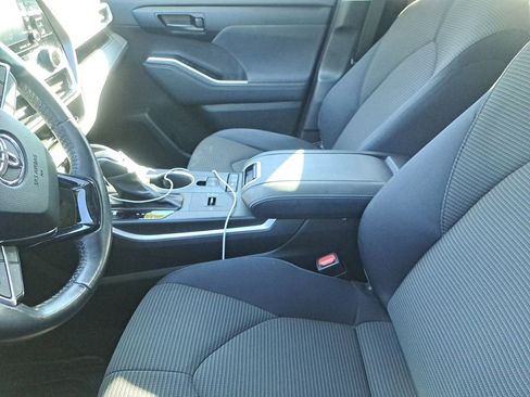 Used 2021 Toyota Highlander LE image 4
