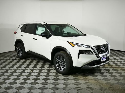 Used 2023 Nissan Rogue S image 2