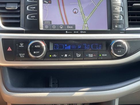 Used 2018 Toyota Highlander XLE FWD image 41