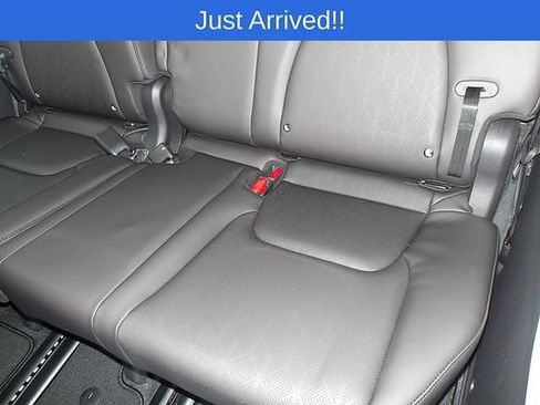 Used 2024 Kia Carnival EX FWD image 11