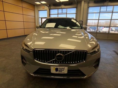 Used 2022 Volvo XC60 B5 Inscription image 2