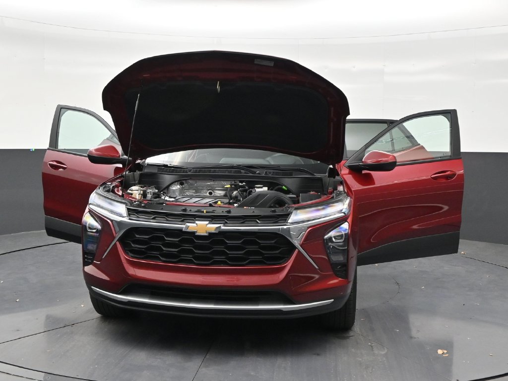 Used 2025 Chevrolet Trax LT FWD image 33