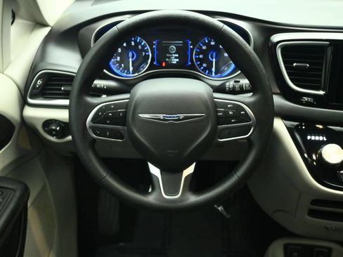 Used 2020 Chrysler Pacifica Touring w/ Tire & Wheel Group FWD image 34