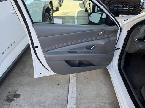 Used 2025 Hyundai Elantra SEL FWD image 18