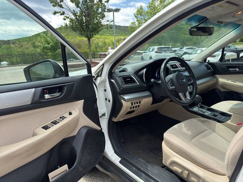 Used 2017 Subaru Outback 2.5i Premium AWD/4WD image 5