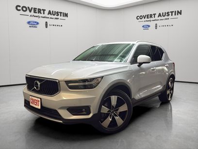 Used 2022 Volvo XC40 T5 Momentum w/ Premium Package