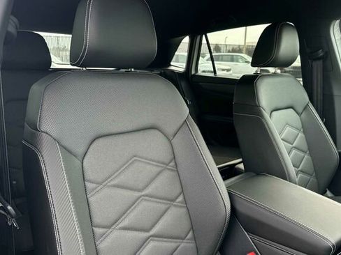 New 2024 Volkswagen Atlas Cross Sport SE FWD image 17