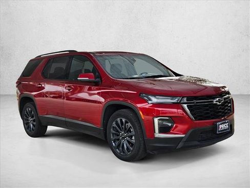 Used 2023 Chevrolet Traverse RS image 3