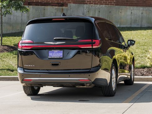 Used 2024 Chrysler Pacifica Touring-L FWD image 4
