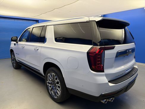 Used 2023 GMC Yukon XL Denali Ultimate AWD/4WD image 5