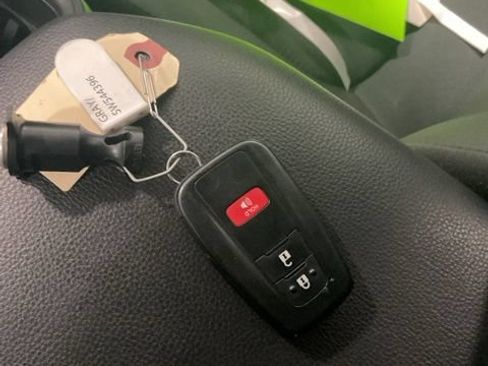Used 2025 Toyota RAV4 XLE AWD/4WD image 28