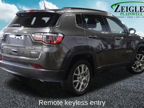 Used 2023 Jeep Compass Latitude image 3