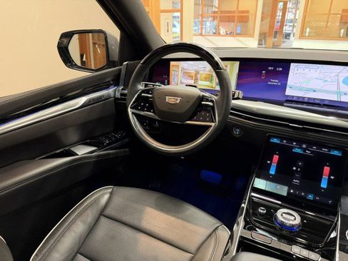 Used 2025 Cadillac Escalade ESV Sport w/ Touring Package image 7