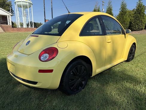Used 2010 Volkswagen Beetle Coupe FWD image 4