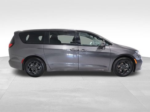 Used 2022 Chrysler Pacifica Limited w/ Uconnect Theater Family Group FWD image 4