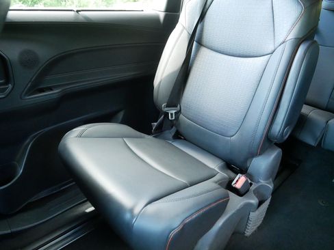 Used 2022 Toyota Sienna XSE w/ XSE Plus Package FWD image 12