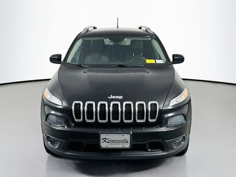 Used 2018 Jeep Cherokee Latitude Plus w/ Comfort/Convenience Group AWD/4WD image 2