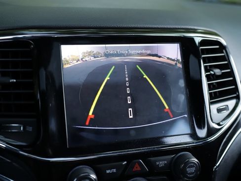Used 2019 Jeep Grand Cherokee Limited AWD/4WD image 17