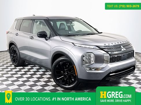 Used 2023 Mitsubishi Outlander SE image 1