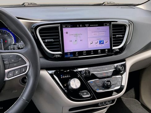 Used 2023 Chrysler Pacifica Touring-L FWD image 13