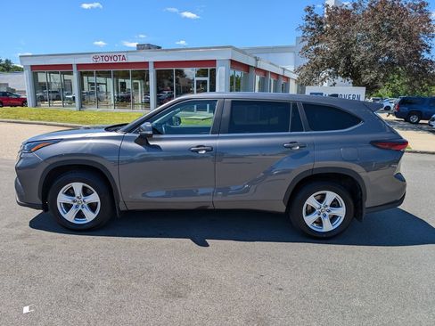 Used 2024 Toyota Highlander LE AWD/4WD image 2