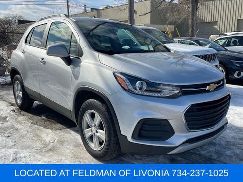 Used 2022 Chevrolet Trax LT w/ LT Convenience Package image 4