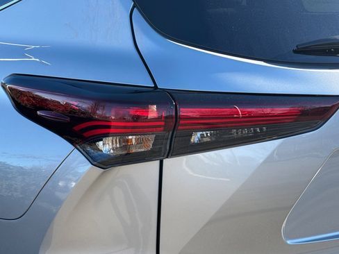 Used 2025 Toyota Highlander LE image 49