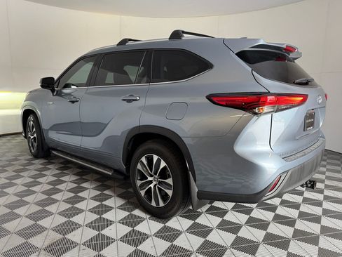 Used 2021 Toyota Highlander XLE FWD image 3