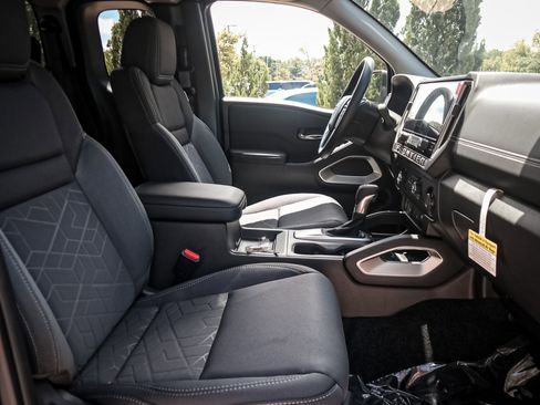 Used 2025 Nissan Frontier SV image 31