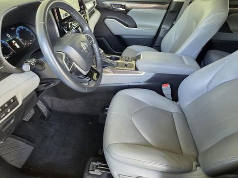 Used 2023 Toyota Highlander Limited image 6