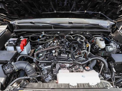 Certified 2025 Toyota 4Runner SR5 AWD/4WD image 28