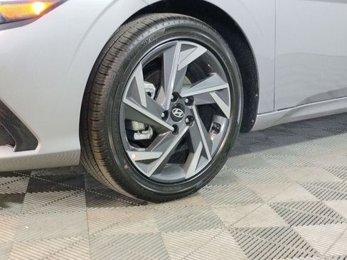 Used 2025 Hyundai Elantra Limited FWD image 8