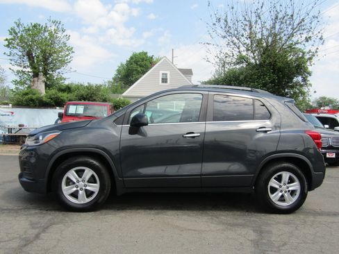 Used 2017 Chevrolet Trax LT w/ Sun & Sound Package FWD image 4