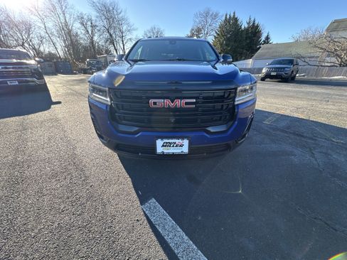 Used 2023 GMC Acadia SLT w/ Elevation Edition image 32